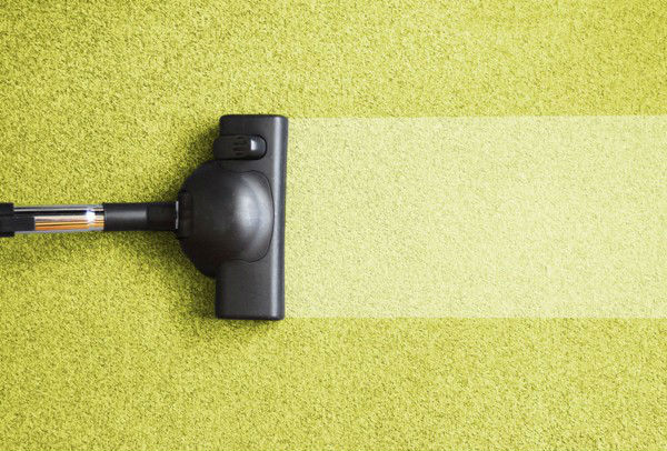 Пропылесосить ковры и другие свободные пространства в квартире